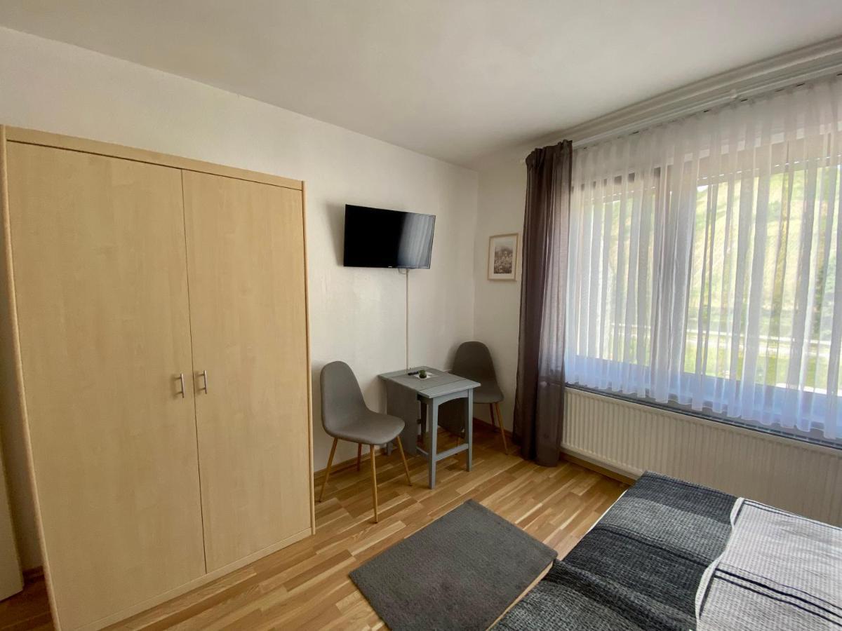 Burg  Ferienwohnung Metzen מראה חיצוני תמונה